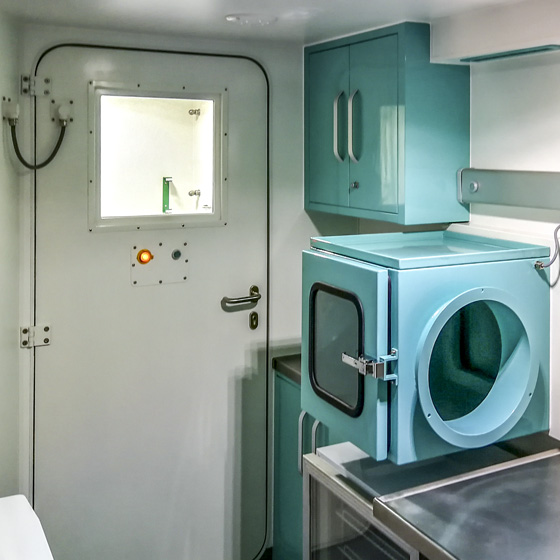 KMLI - Kontenerowe Mobilne Laboratorium Identyfikacyjne - Śluza podawcza