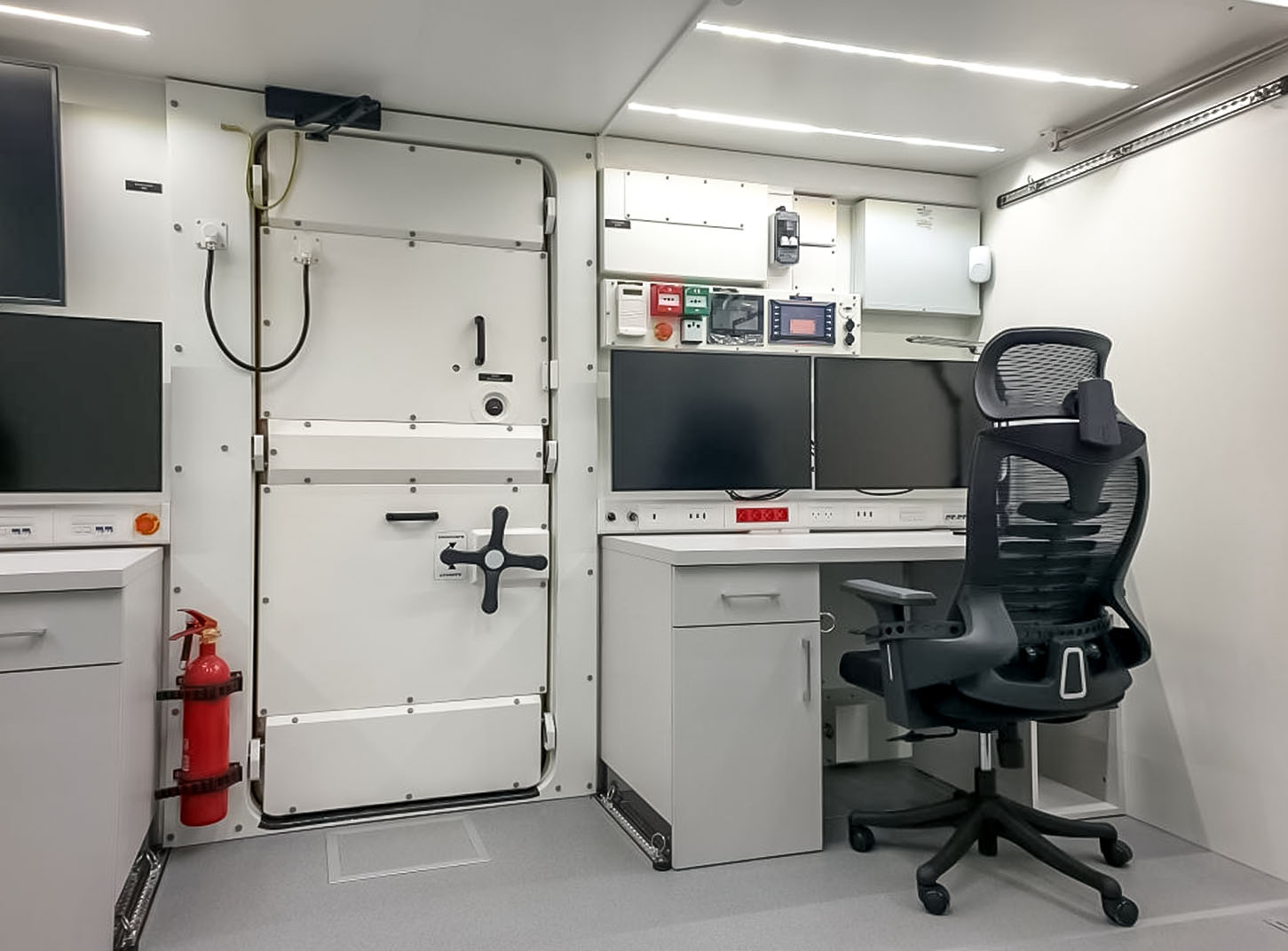 Agregaty Pex-Pool Plus - Kontener operacyjny szczelny elektromagnetycznie MSN - przedział operacyjny